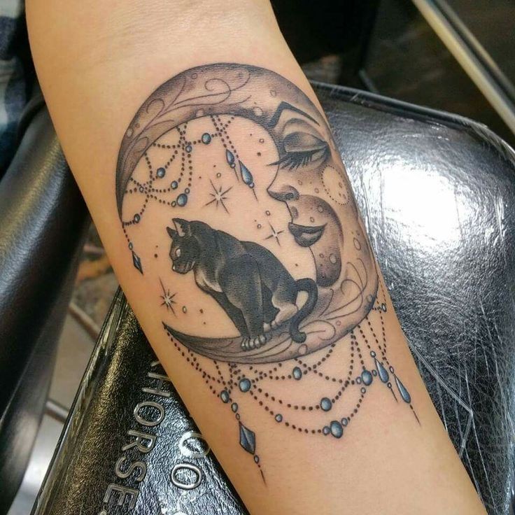 Tatuagem colorida colorida do antebraço do estilo interessante da lua com jóia e gato