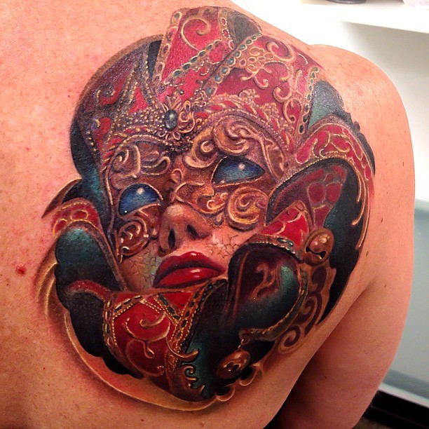 Groß farbiger Schulterblatt Tattoo der geheimnissvollen Frau mit Maske
