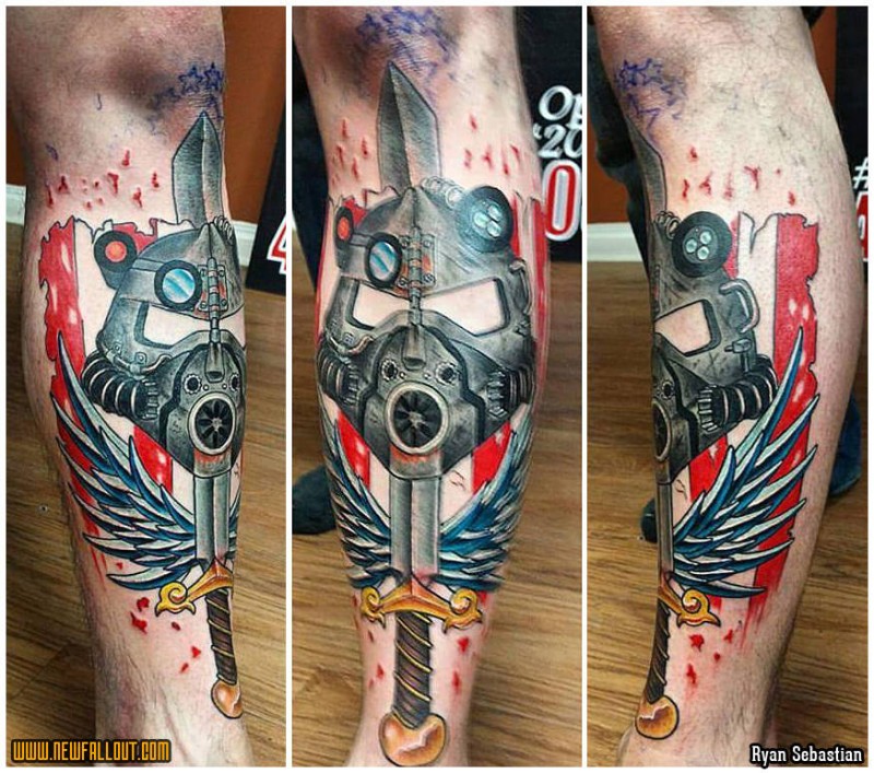 Farbiges Bein Tattoo mit mechanischer Rüstung Helm und Schwert