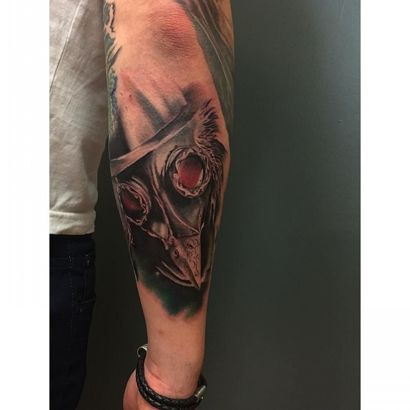 Tatuagem de braço de tamanho médio colorido de máscara de médicos de peste