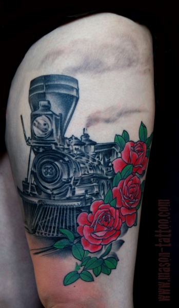 Tatuagem da coxa memorial colorido de trem a vapor com rosas