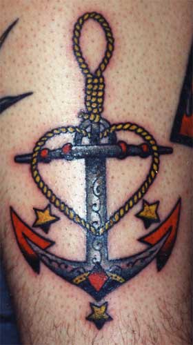 Oldschool farbiges Tattoo mit Anker und Herzen aus Seil