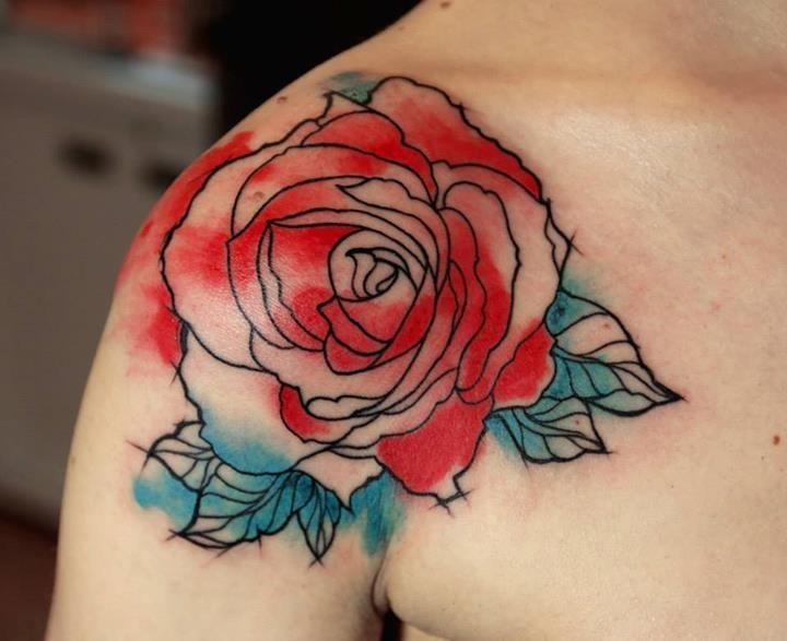 Tatuaje en el hombro, rosa con manchas rojas