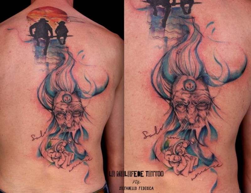 Farbiges spektakulär aussehendes fantastisches Zauberer Tattoo am Rücken