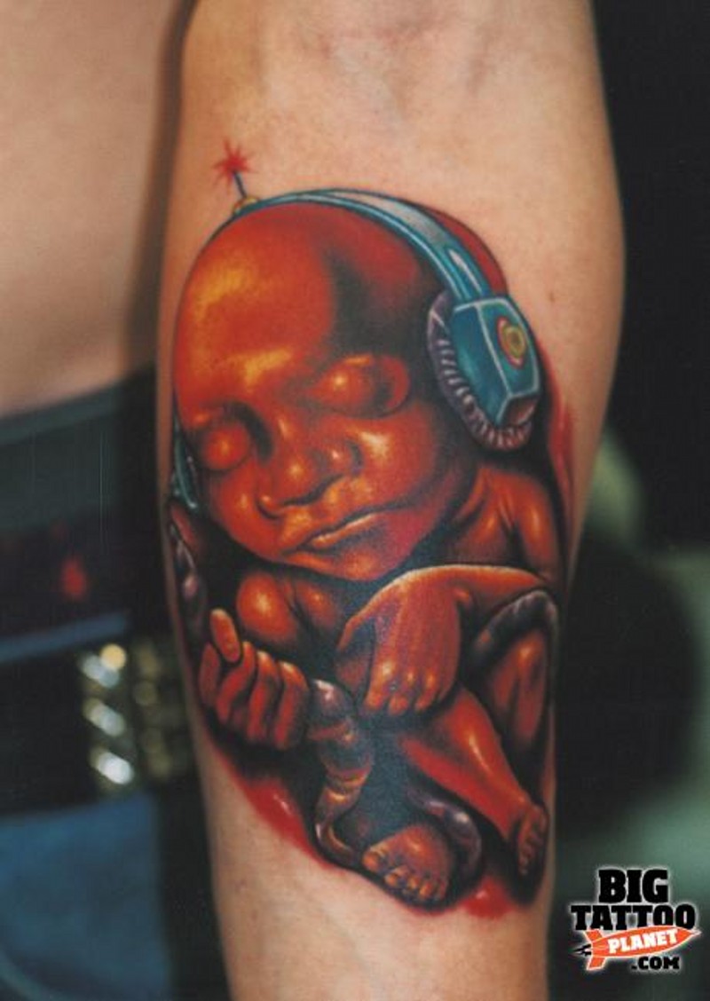 Farbiges seltsames Unterarm Tattoo mit menschlichem Embryo und Headset