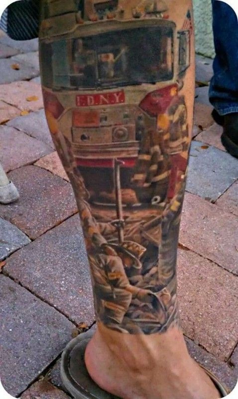 Tatuaje colorido en la pierna en el memorial FDNY.