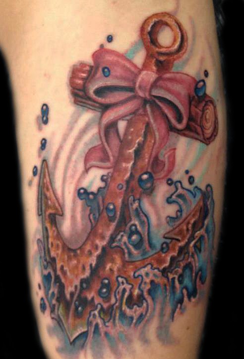 Tatuaje  de  la ancla herrumbrosa en el agua