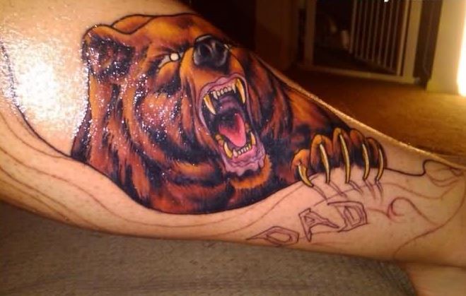 Tatuaje en el brazo,
oso pardo con garras largas