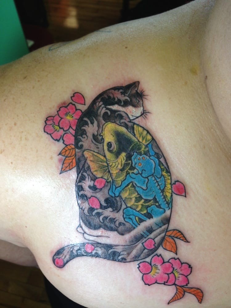 Tatuagem colorida asiática estilo tradicional clavícula no gato Manmon com flores