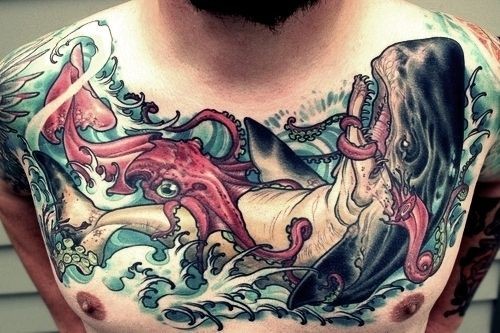 Tatuaje en el pecho, 
diseño de varios colores, calamar y cachalote