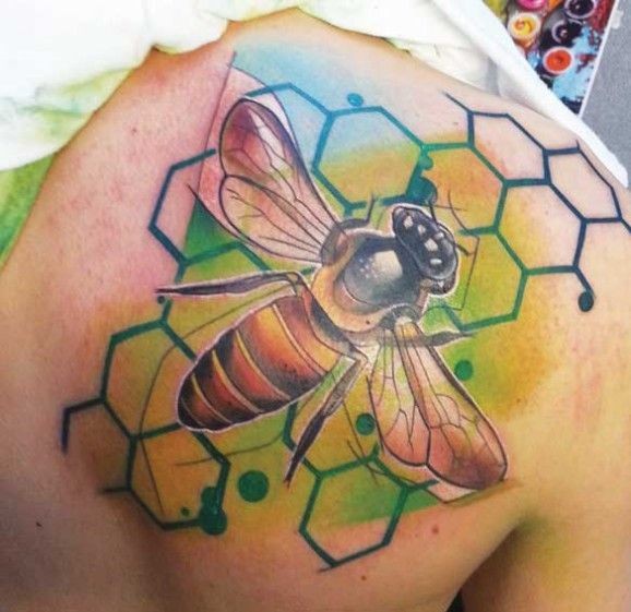 Tatuaggio colorato sulla spalla l&quotape e il favo di miele