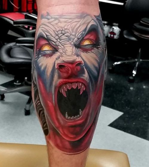 Tatuaje en la pierna, vampiresa demoniaca  maldita