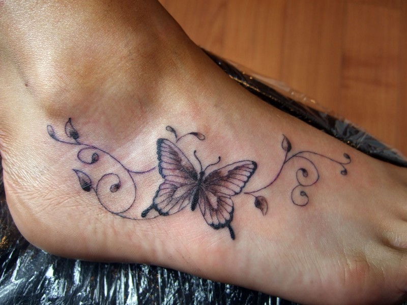 Tatuaje para chicas en el pie, mariposa linda