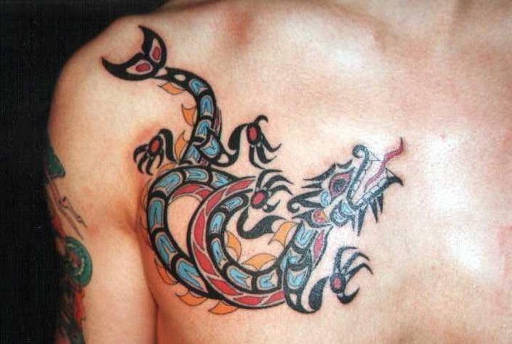 Tatuaje en el pecho, dragón bonito pequeño