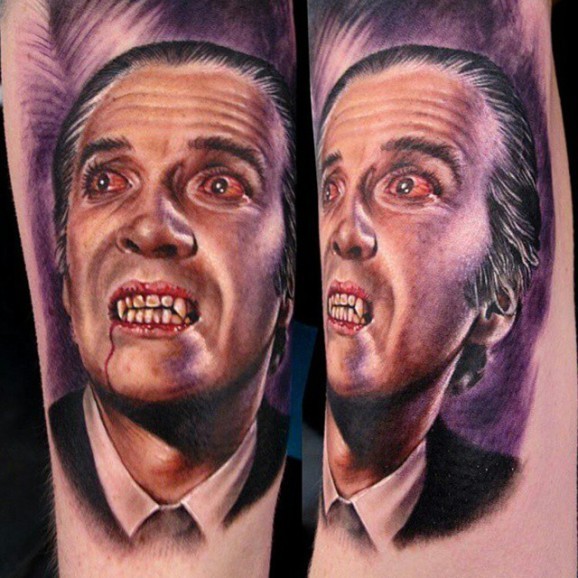 Tatuaje en el brazo,
vampiro clásico con ojos rojos
