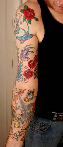 Bonito tatuaje en color con muchos elementos en el brazo