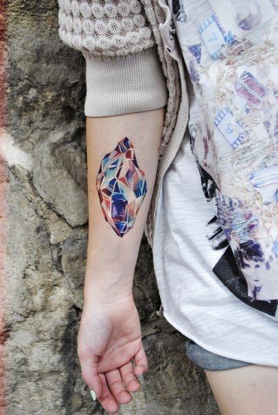 Tatuaje en el antebrazo, cristal precioso multicolor
