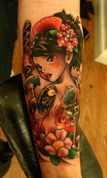 Tatuaje en el antebrazo, geisha con espada con aro en el pelo