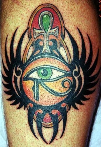 Tatuaje colorido de símbolos de poder egipcios.