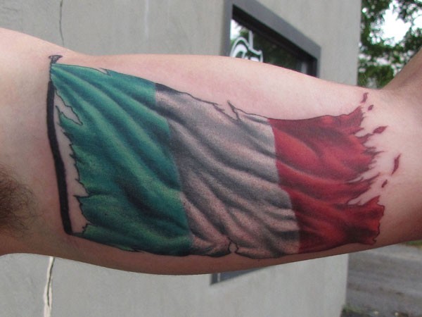 bandiera colorata di italia tatuaggio sul braccio