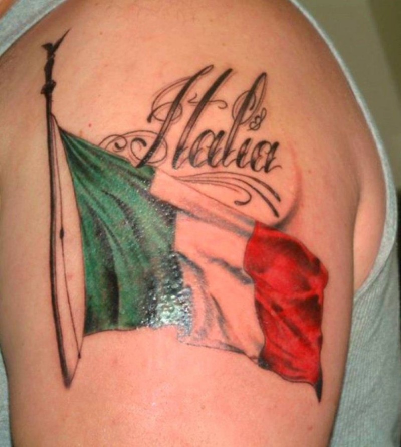 bandiera colorata di italia tatuaggio sulla spalla