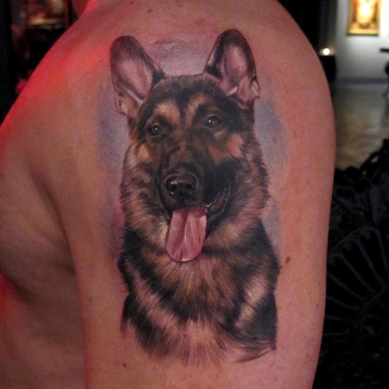 Buntes Gesicht des Deutschen Schäferhundes  Tattoo für Mann