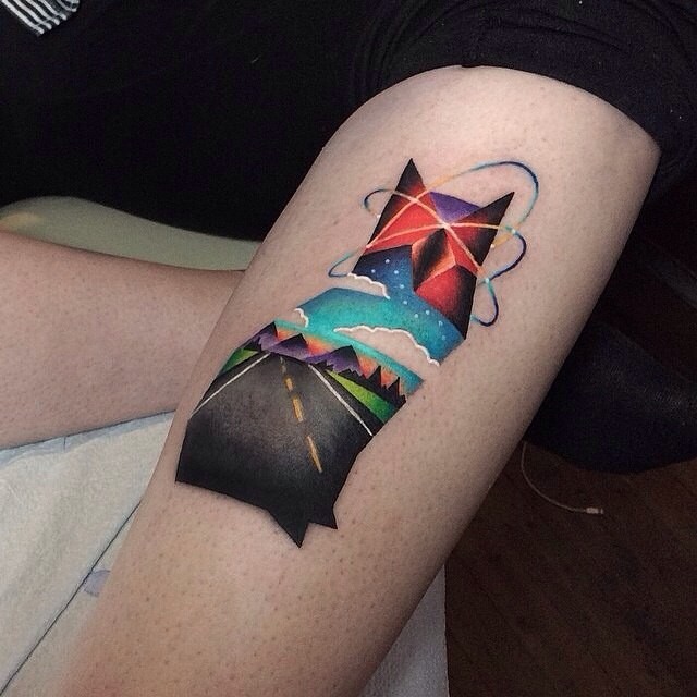Tatuagem em forma de gato interessante procurando colorido estilizado com estrada