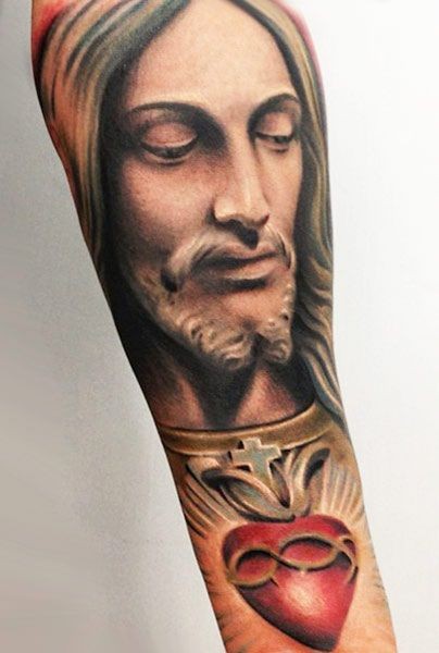 Jesus und rotes Herz buntes Unterarm Tattoo
