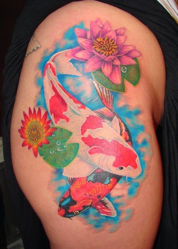 Bunte Koi-Fische schwimmen im Teich Tattoo