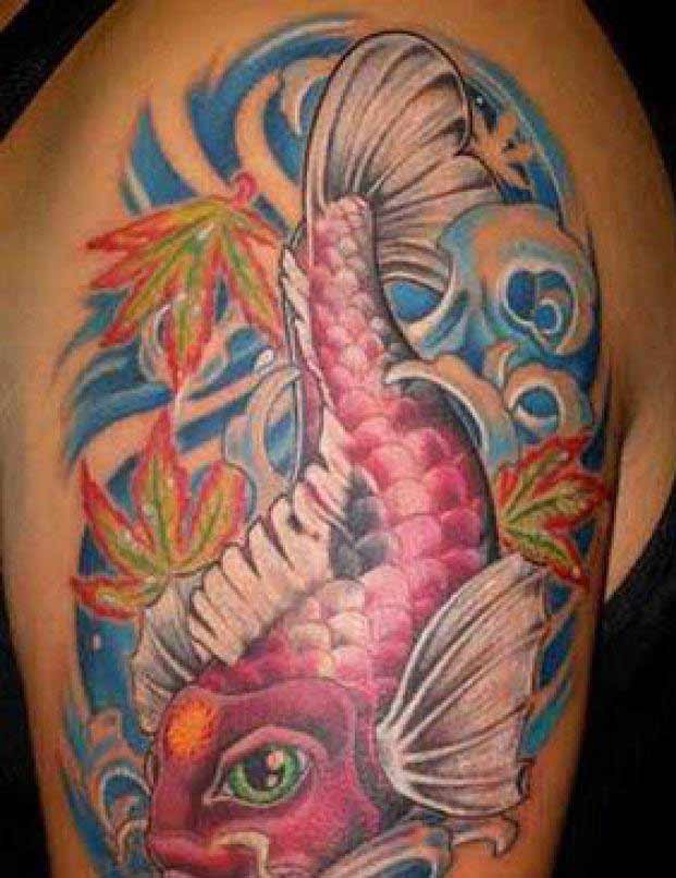 Buntes Koi-Fisch Tattoo an der Schulter