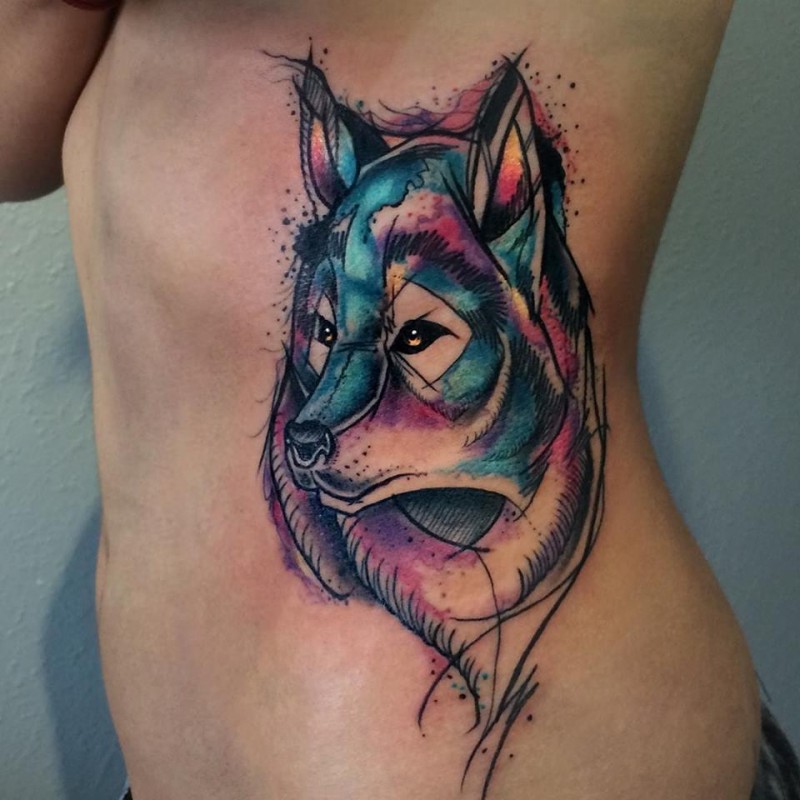 Colorido tatuaje lateral grande de la linda cabeza de lobo