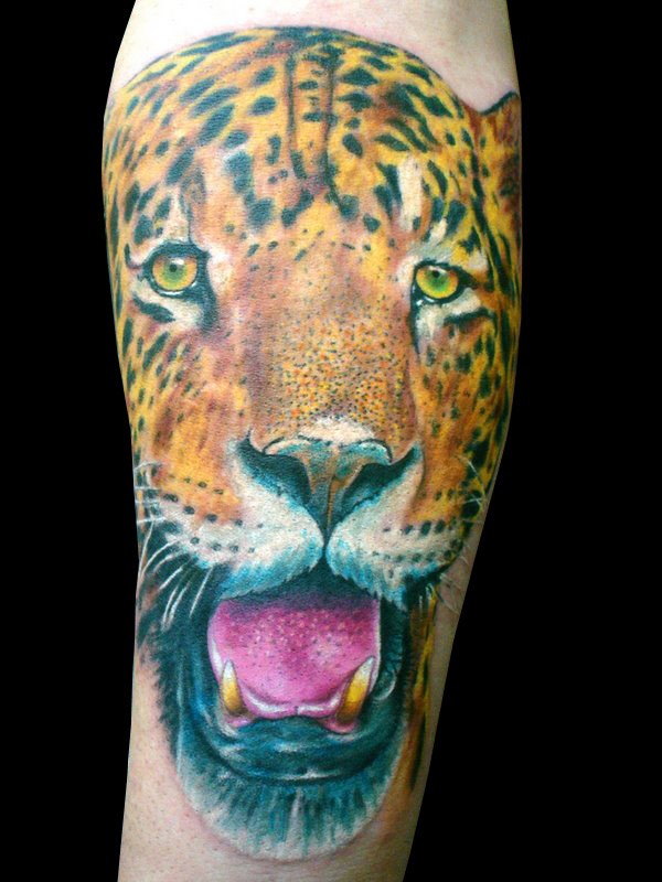 Bunter Leopard Tattoo am Bein