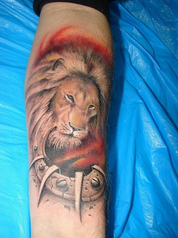 Tatuaggio colorato sul braccio il leone