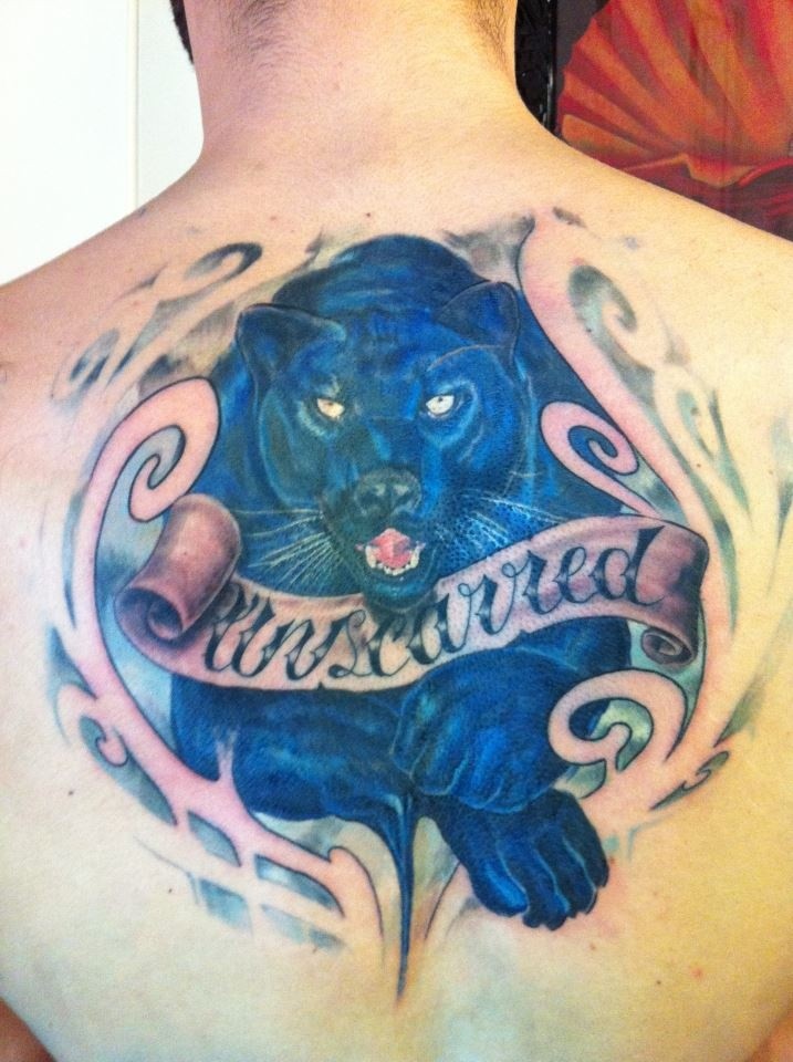 Tatuaje en la espalda en color de una bonita pantera.