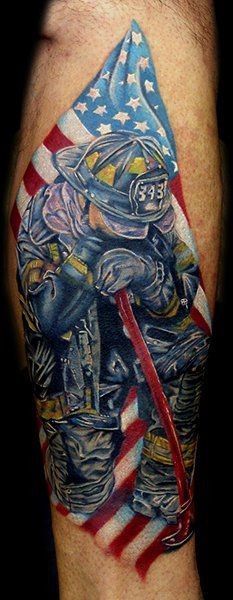 Tatuaje conmemorativo de un bombero colorido.