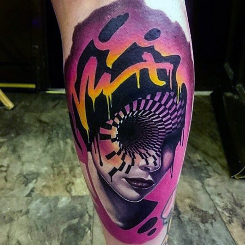 Tatuaje en la pierna,
mujer abstracta con ojos hipnóticos