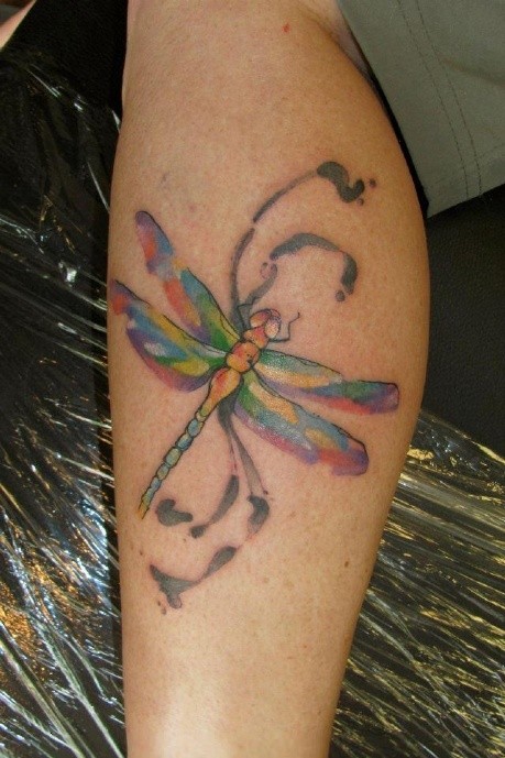 colorato bella libellula tatuaggio sulla gamba