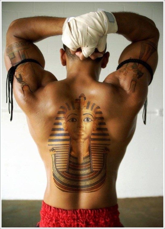Máscara en la espalda para hombre de un faraón colorido.