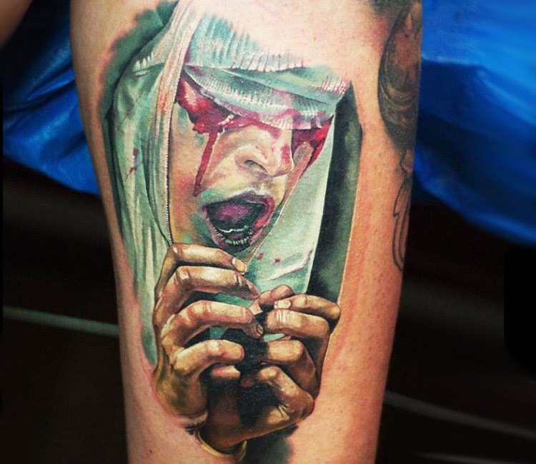 Bunte in Realismusart gruselige blutige Frau Tattoo