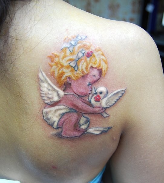 bellissimo colorato angelo con colomba tatuaggio su scapola