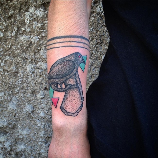 Buntes im Punktierung Stil Unterarm Tattoo von Vogel mit Dreiecken