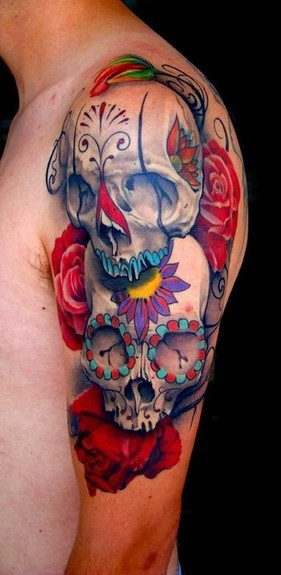 Tatuaje en el brazo, pareja de cráneos, multicolor