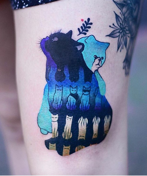 Tatuagem de coxa estilo surrealismo colorido de gatos por Joanna Swirska