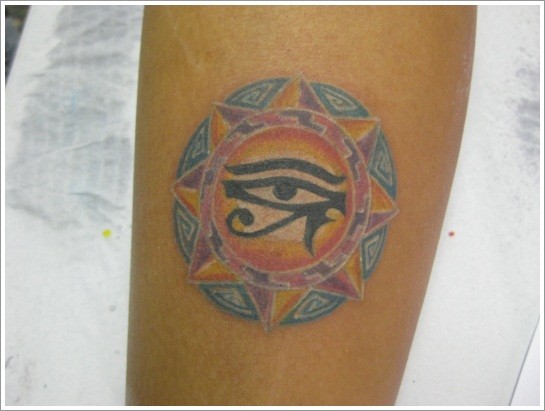 Tatuaje coloreado de estilo egipcio.