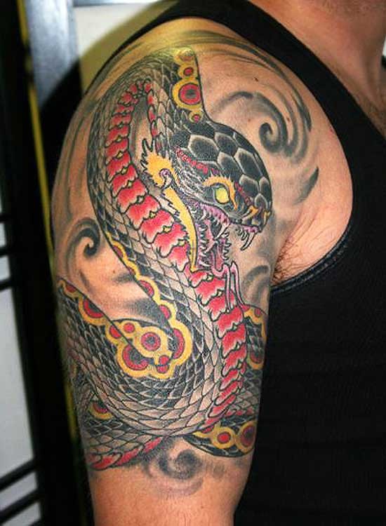 Buntes Tattoo von einer Schlange an der Schulter