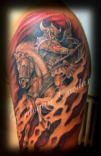 Tatuaje en el brazo,
vikingo con hacha va a caballo