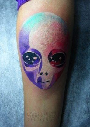 Tatuaje  de criatura alienígena de acuarelas