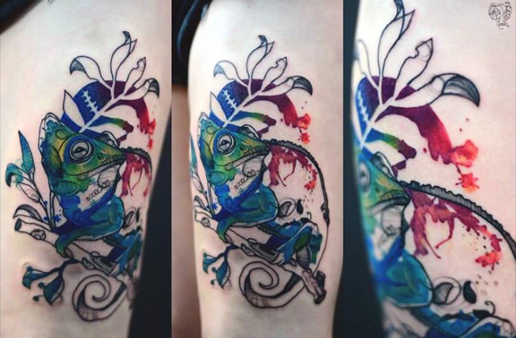 Colorido bem pintado por Joanna Swirska tatuagem coxa de camaleão