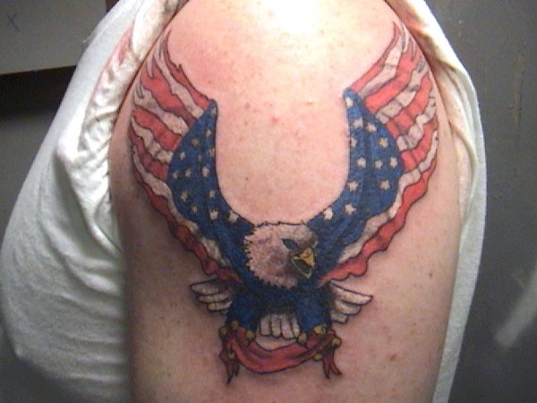 Farben der amerikanischen Flagge Adler Tattoo auf der Schulter