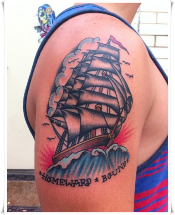 Tatuaje en el brazo, barco multicolor